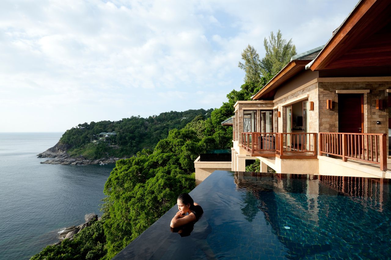 La terraza con piscina infinity de una hotel solo para adultos con vistas impresionantes al mar
