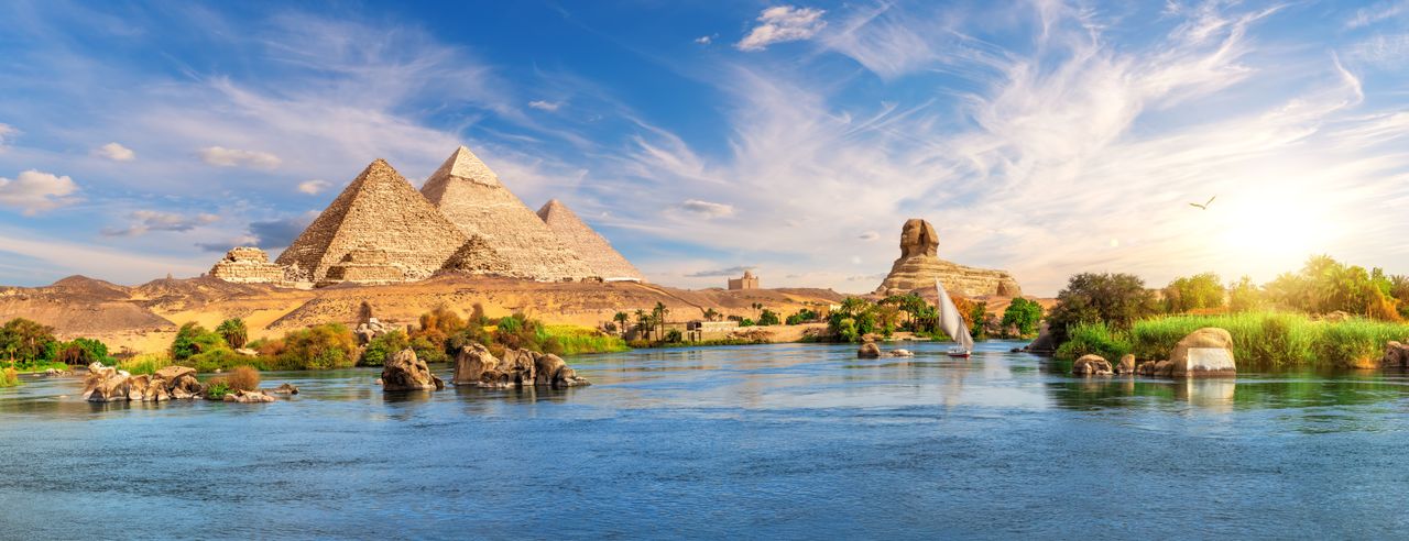 Pyramiden von Gizeh, Sphinx Statue in der Wüste, Panorama vom Wasser aus augenommen