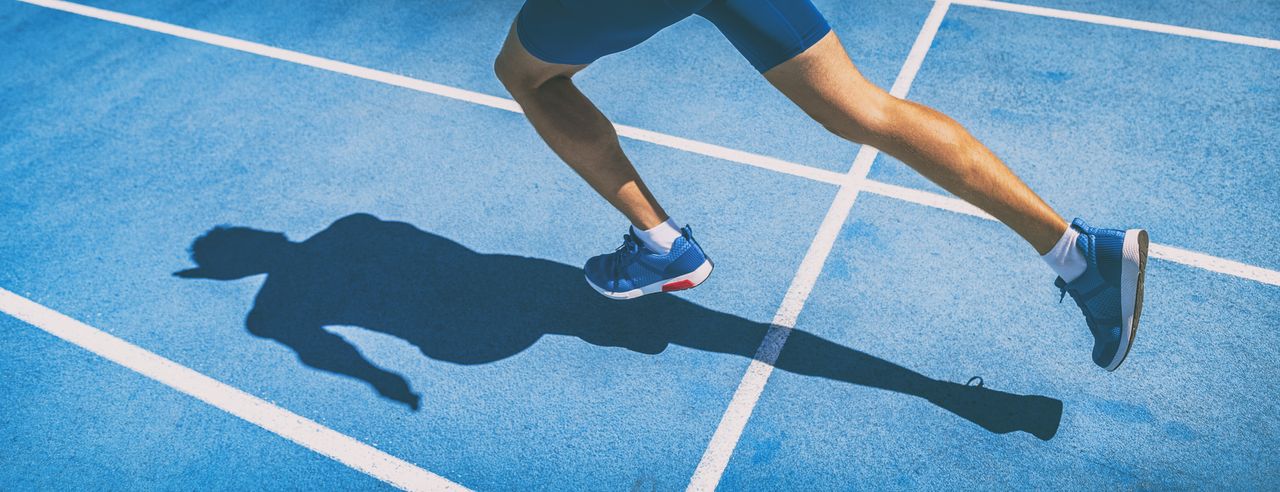 Mężczyzna w butach do biegania na bieżni