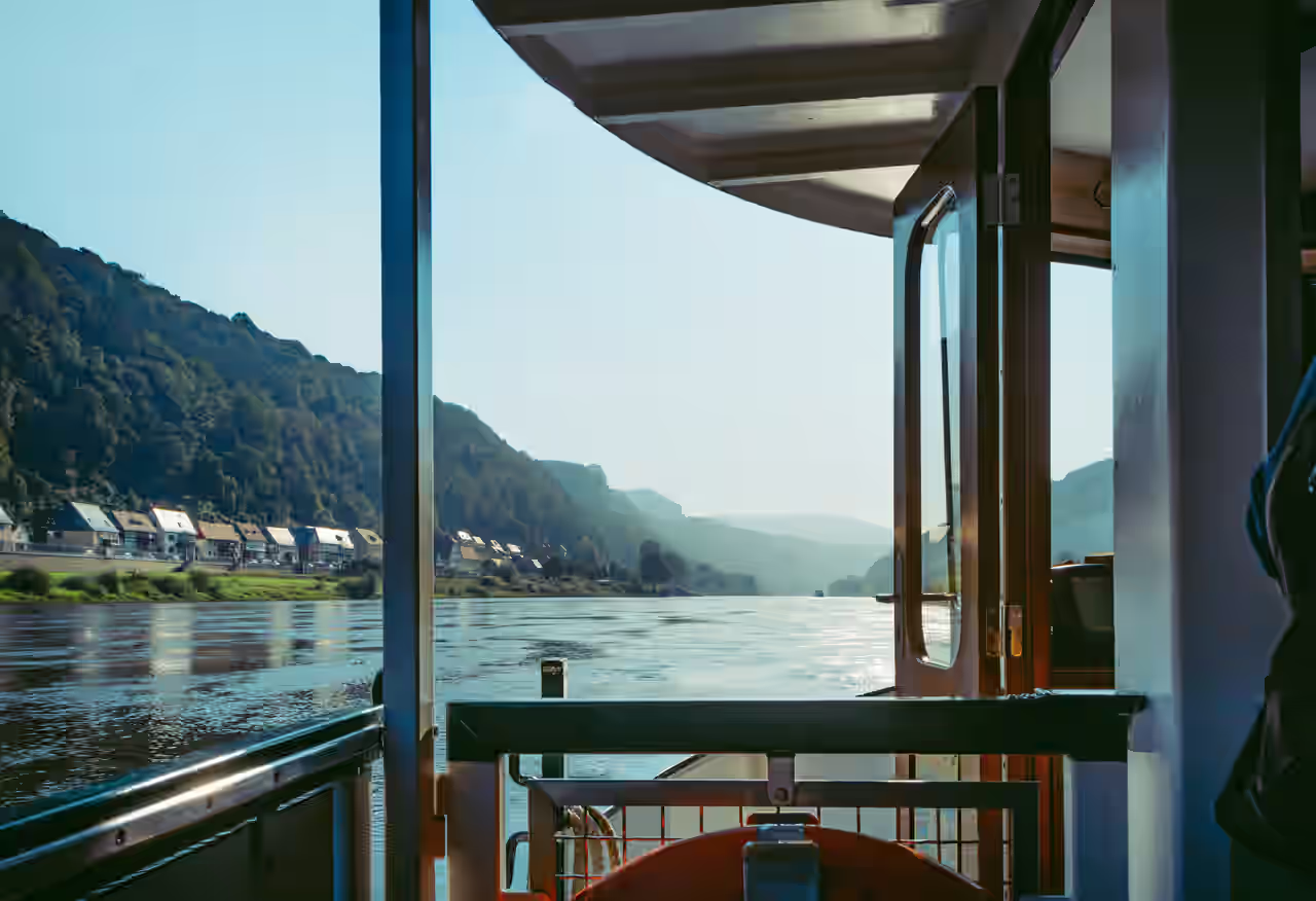 Blick von einem Schiff auf den Fluss