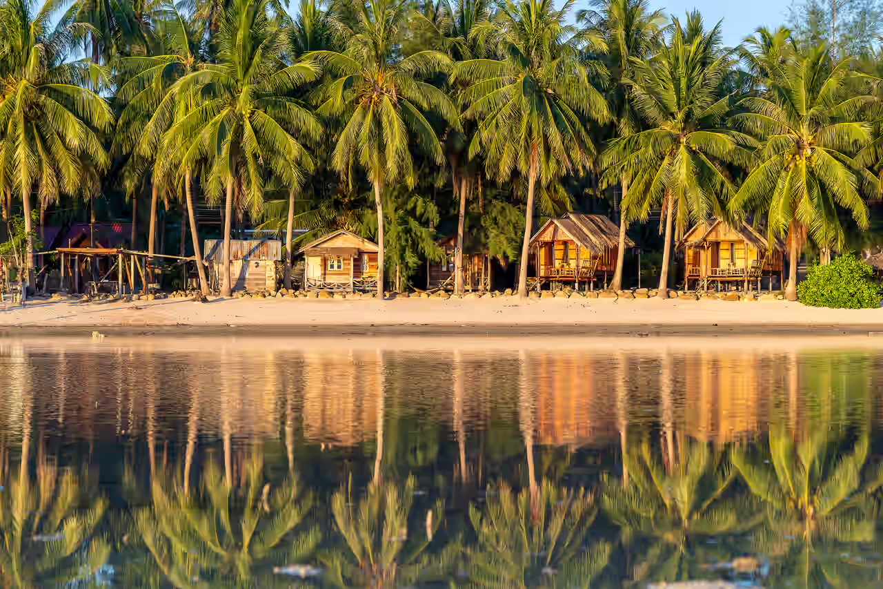 Blick auf Bungalows im Regenwald am Strand