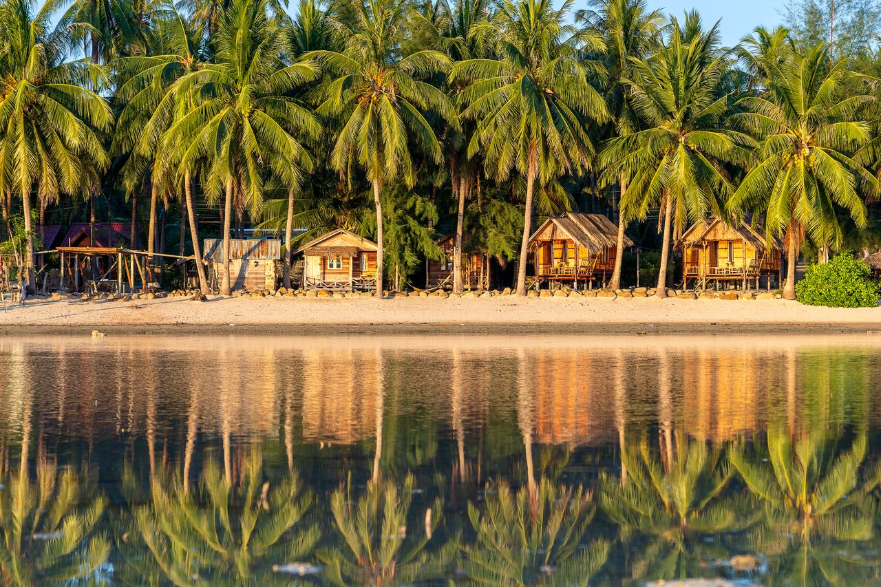Blick auf Bungalows im Regenwald am Strand