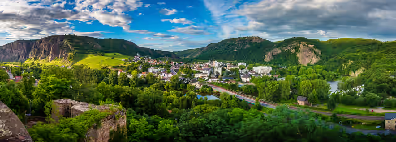 Panorama von Bad Kreuznach zwischen Wäldern und Bergen