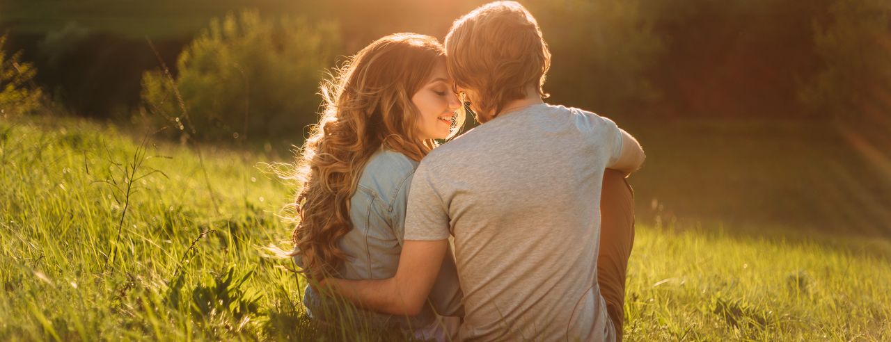 Ein Paar schaut sich verliebt in die Augen beim Honeymoon im Allgäu