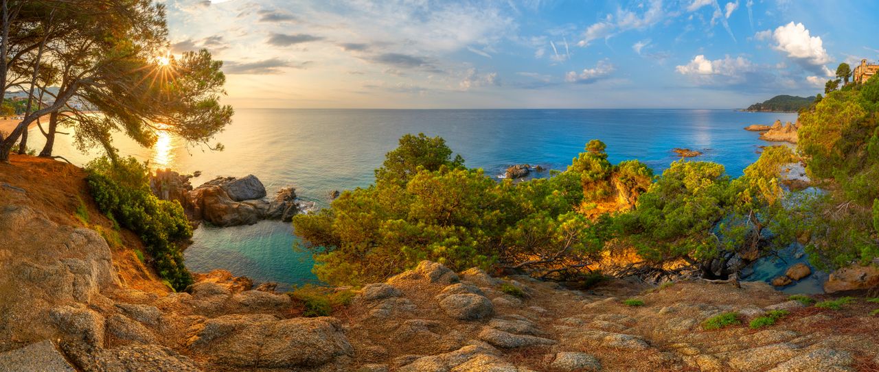 Eine Bucht an der Costa del Sol, die Sie während des Kurzurlaubes in Spanien entdecken können