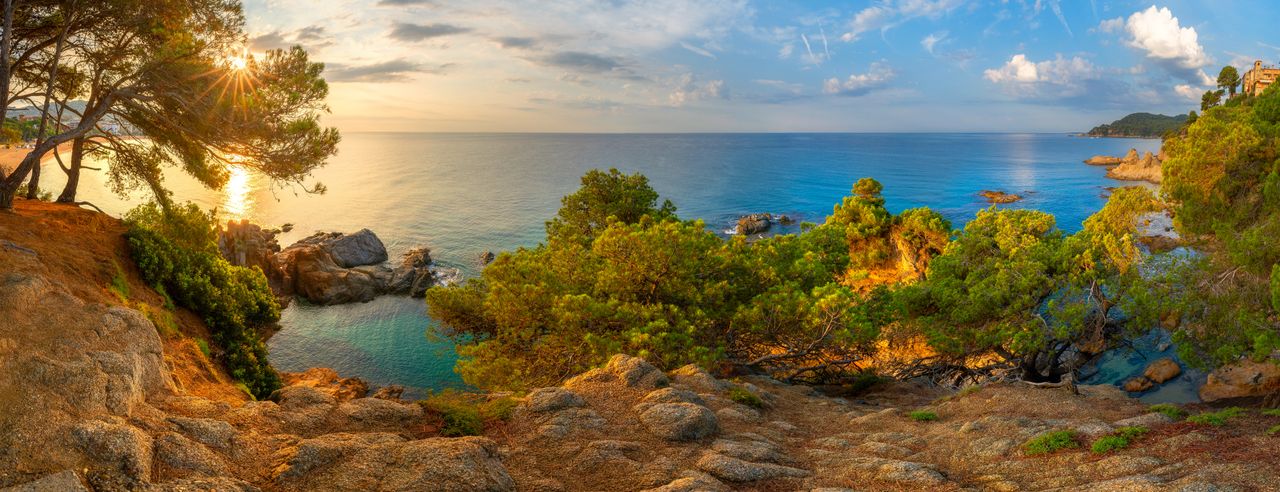 Eine Bucht an der Costa del Sol, die Sie während des Kurzurlaubes in Spanien entdecken können