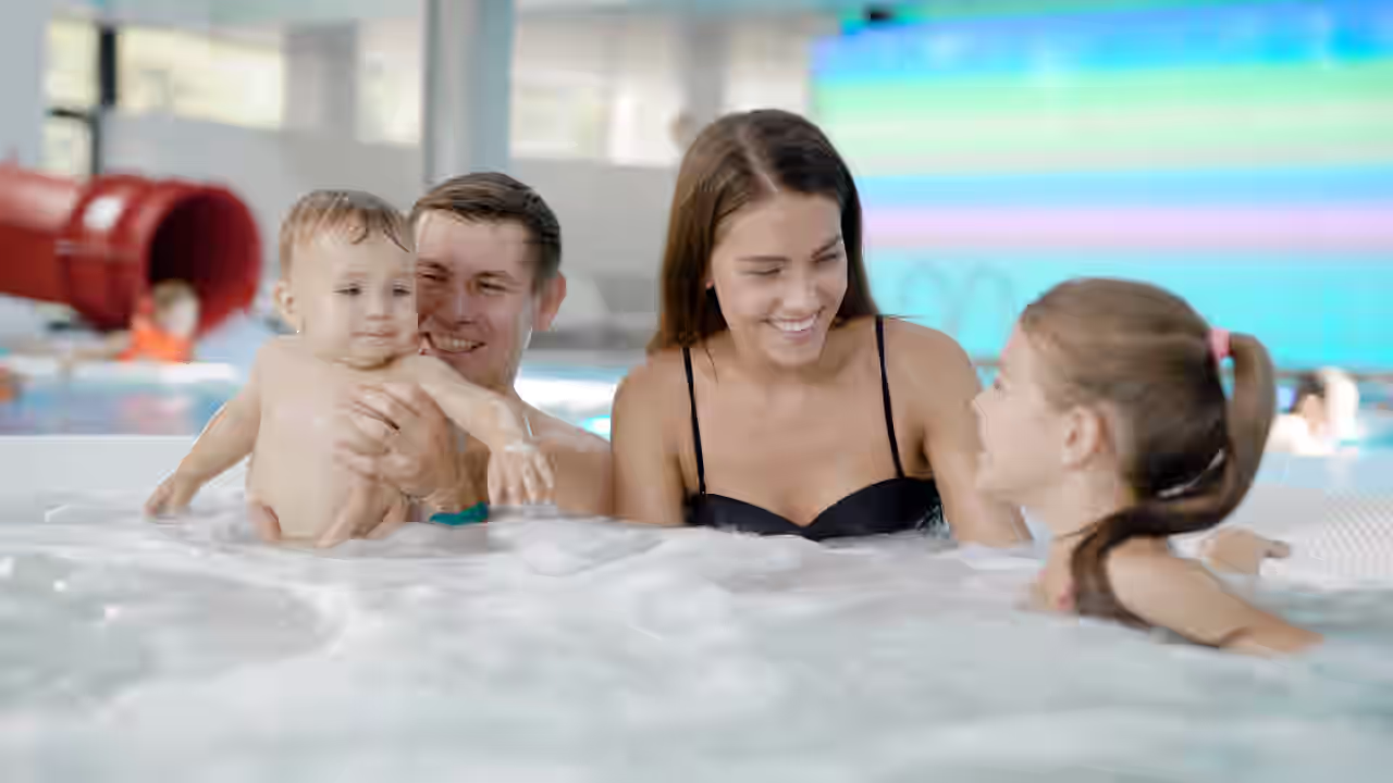Familie mit Kleinkind im Pool