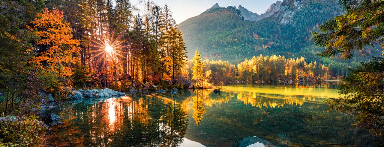 Sonnenaufgang über einem See im Bayerischen Wald bei einem Kurzurlaub erleben