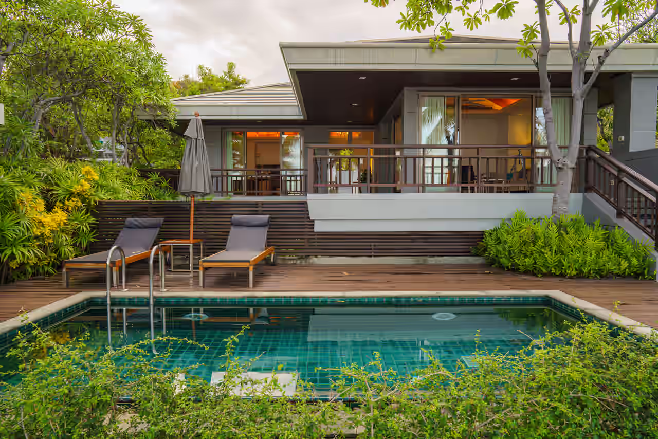 Blick auf einen Bungalow mit Pool davor