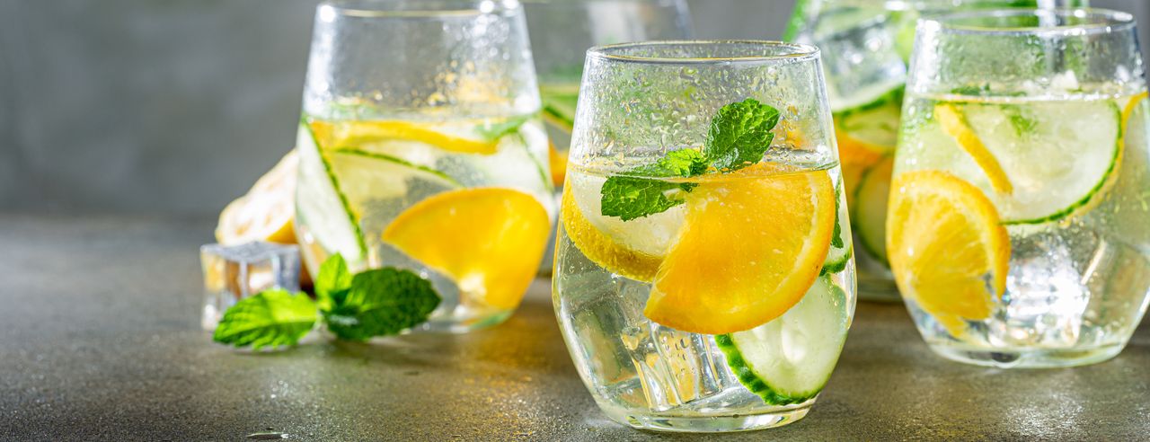 Gläser gefüllt mit Wasser und Zitrone sowie Gurke