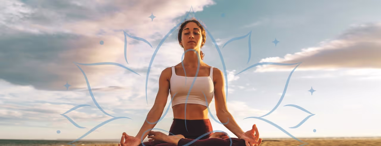 Eine Frau im Lotussitz am Strand