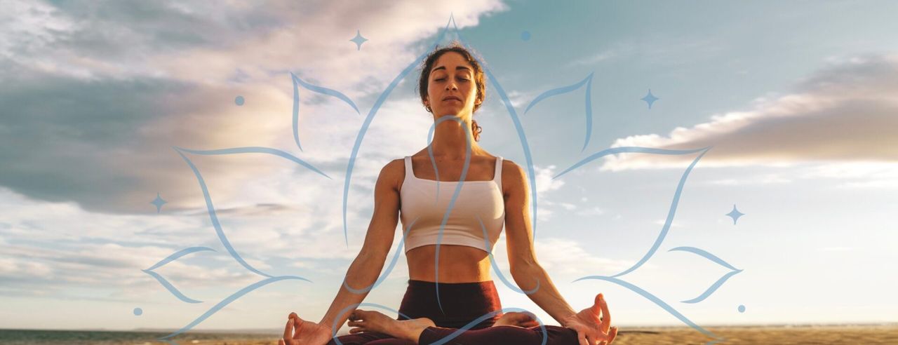 Eine Frau im Lotussitz am Strand