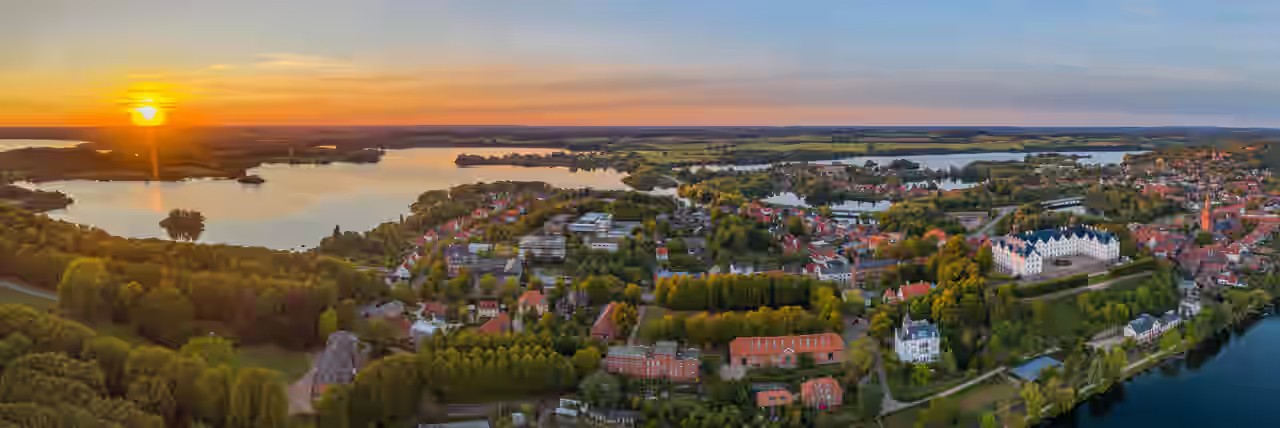 Panorama der Stadt Plön zwischen Seen und Wäldern bei Sonnenuntergang