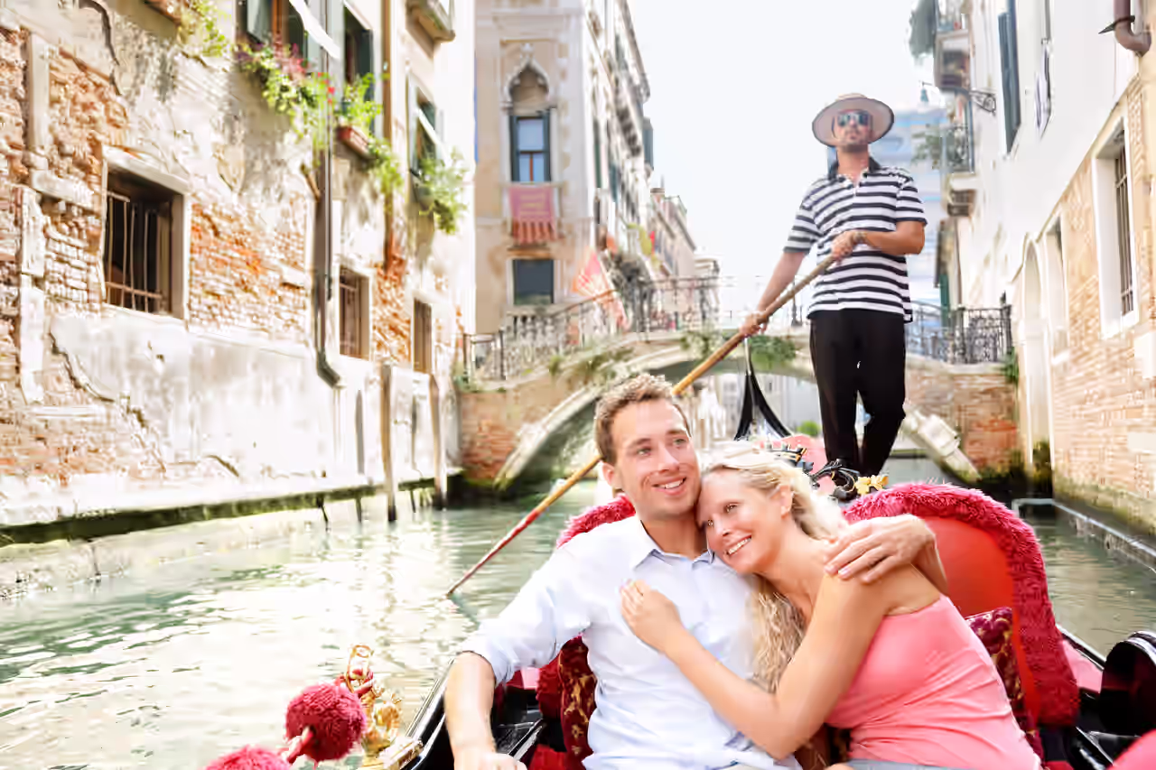 Paar sitz Arm in Arm in einer Gondel in Venedig