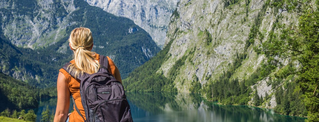 Frau mit Rucksack beim Wandern in der Schweiz