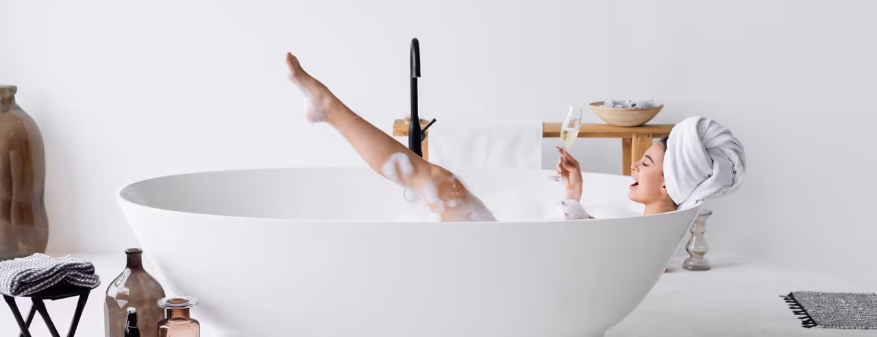 Frau genießt einen Wellnesstag in der eigenen Badewanne