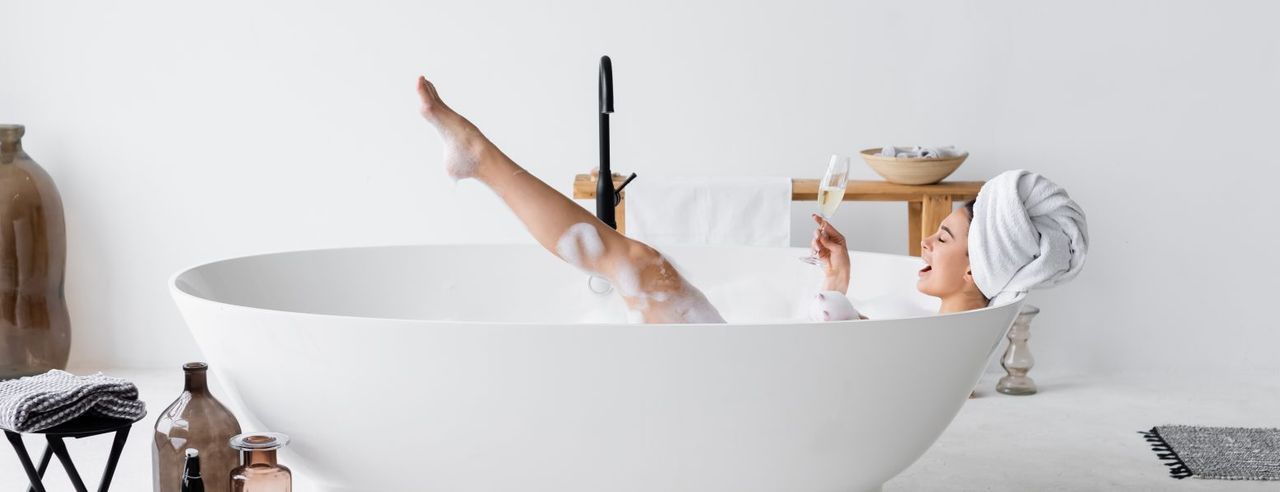 Frau genießt einen Wellnesstag in der eigenen Badewanne