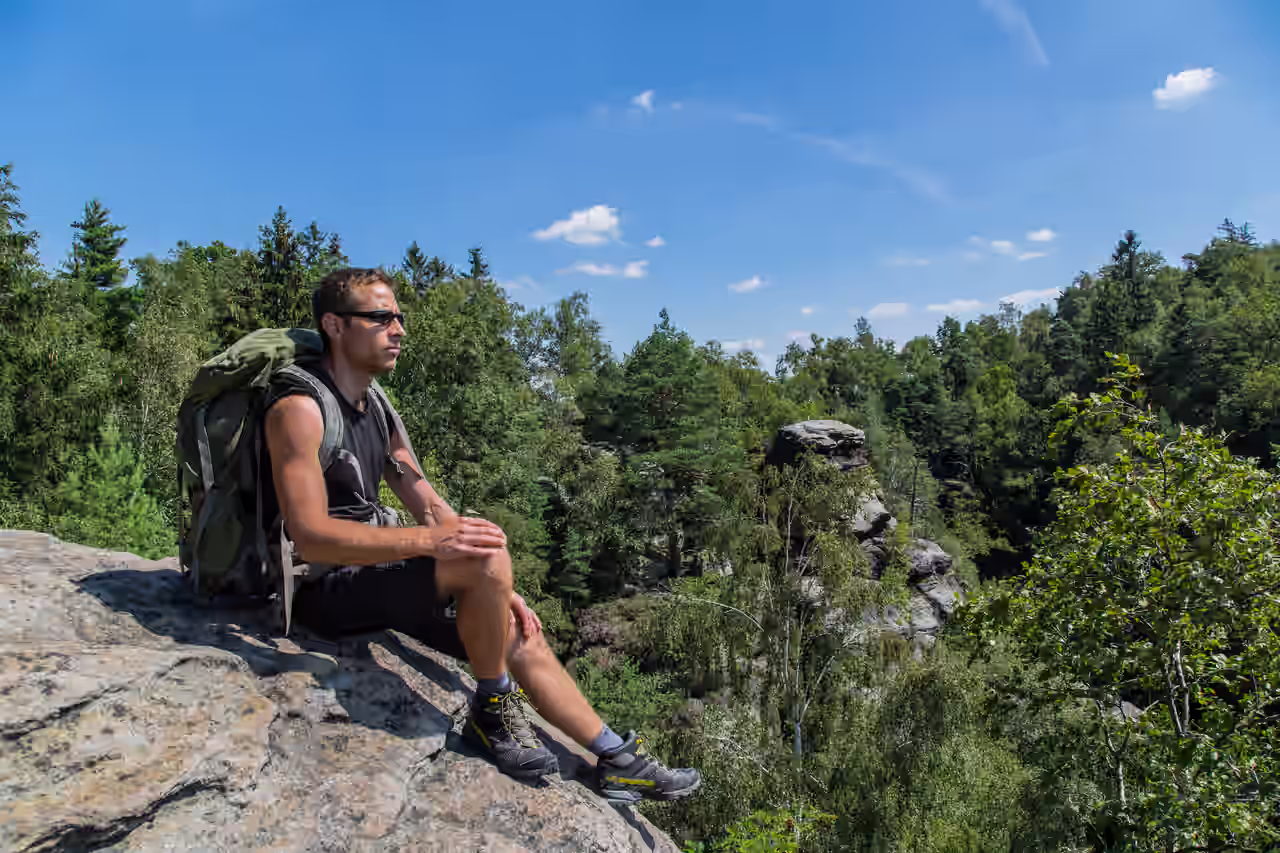 Junger Wanderer im Elbsandsteingebirge