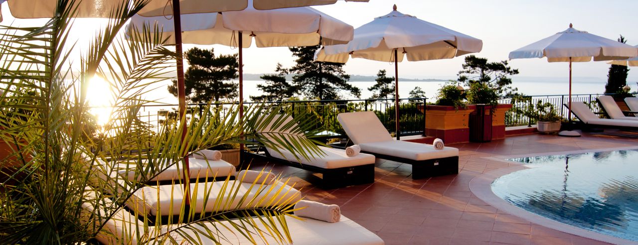 Luxushotel in Portugal mit Liegen und einem Pool direkt am Meer