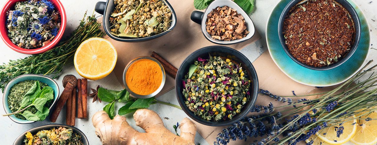 Pflanzliche Lebensmittel, Kräuter und Pulver in Gefäßen auf einem Tisch
