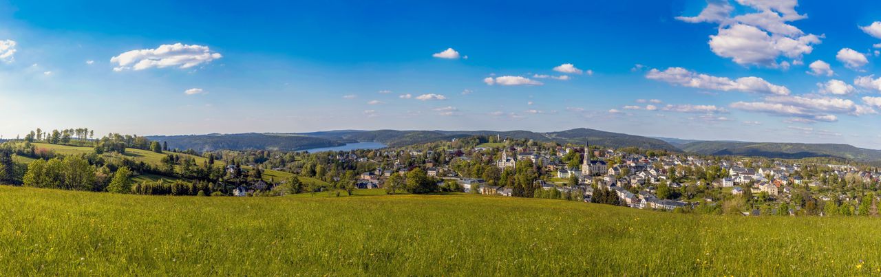 Ortschaft im Erzgebirge zwischen Wiesen, Hügeln und See