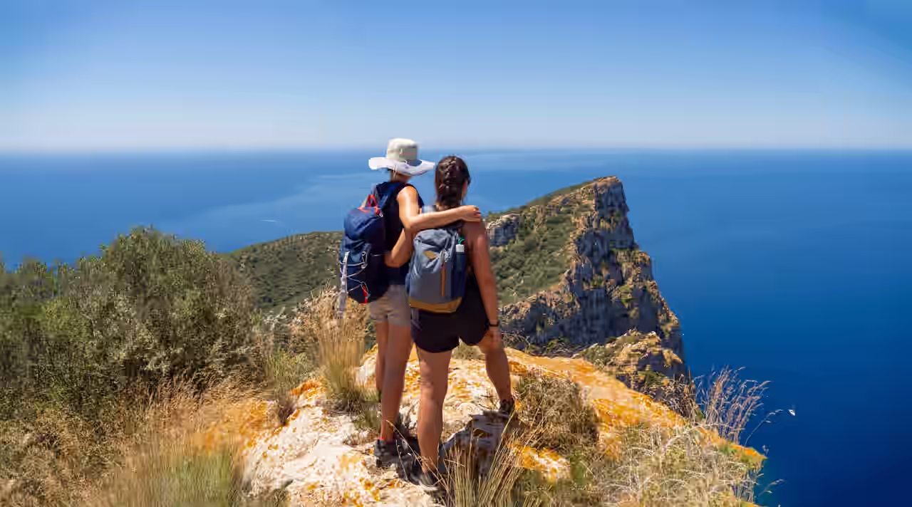 Zwei Frauen Arm in Arm an Kliff auf Mallorca