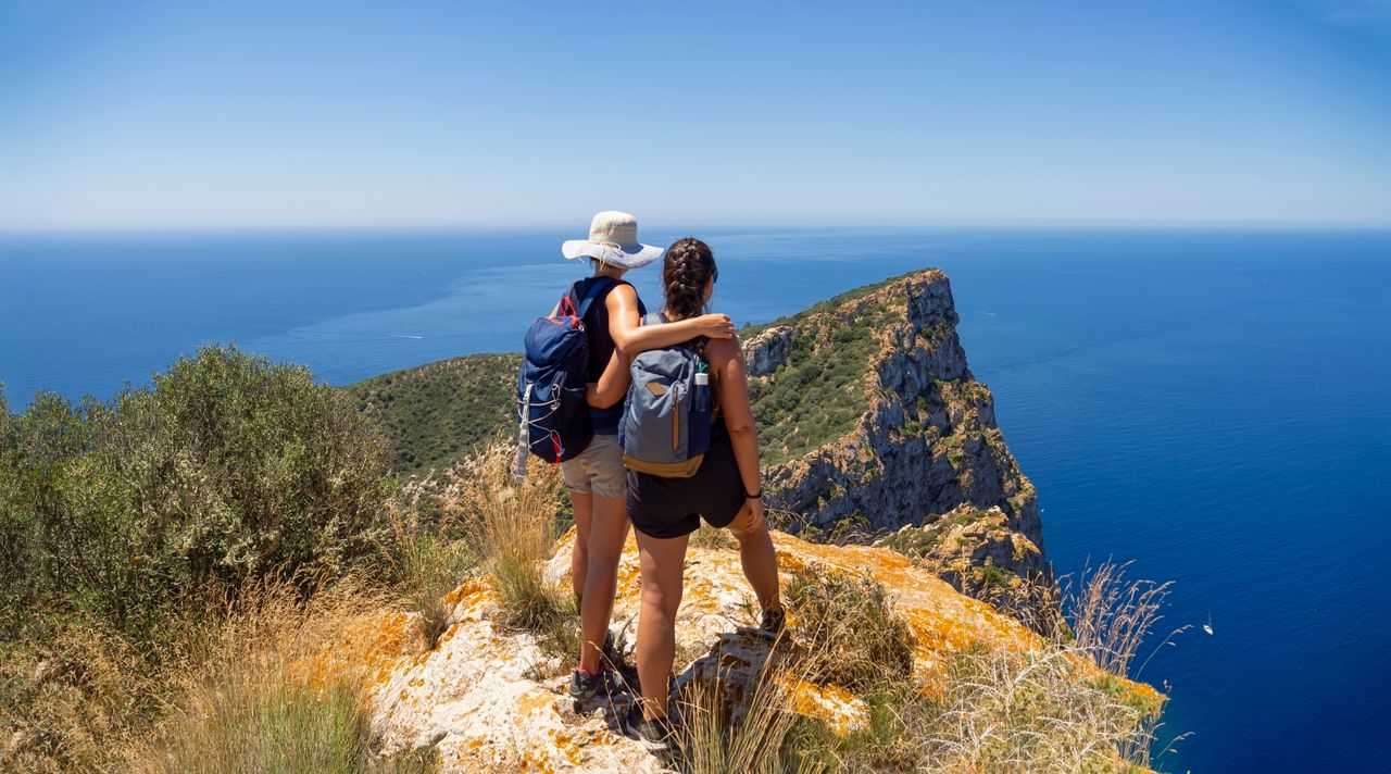 Zwei Frauen Arm in Arm an Kliff auf Mallorca