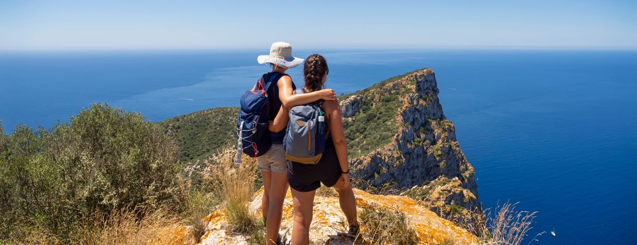 Zwei Frauen Arm in Arm an Kliff auf Mallorca