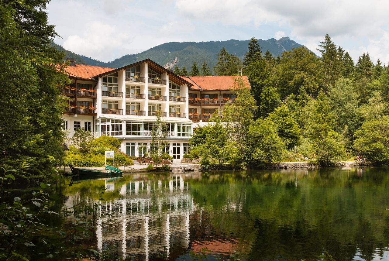 Ein Hotel inmitten von Wäldern