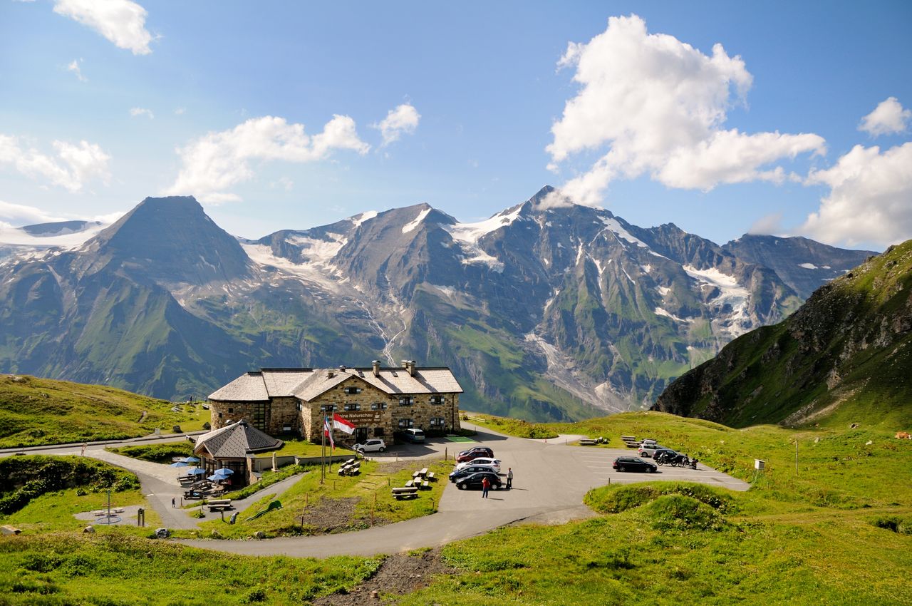 Ein kleines Hotel in den Bergen mit Parkplatz