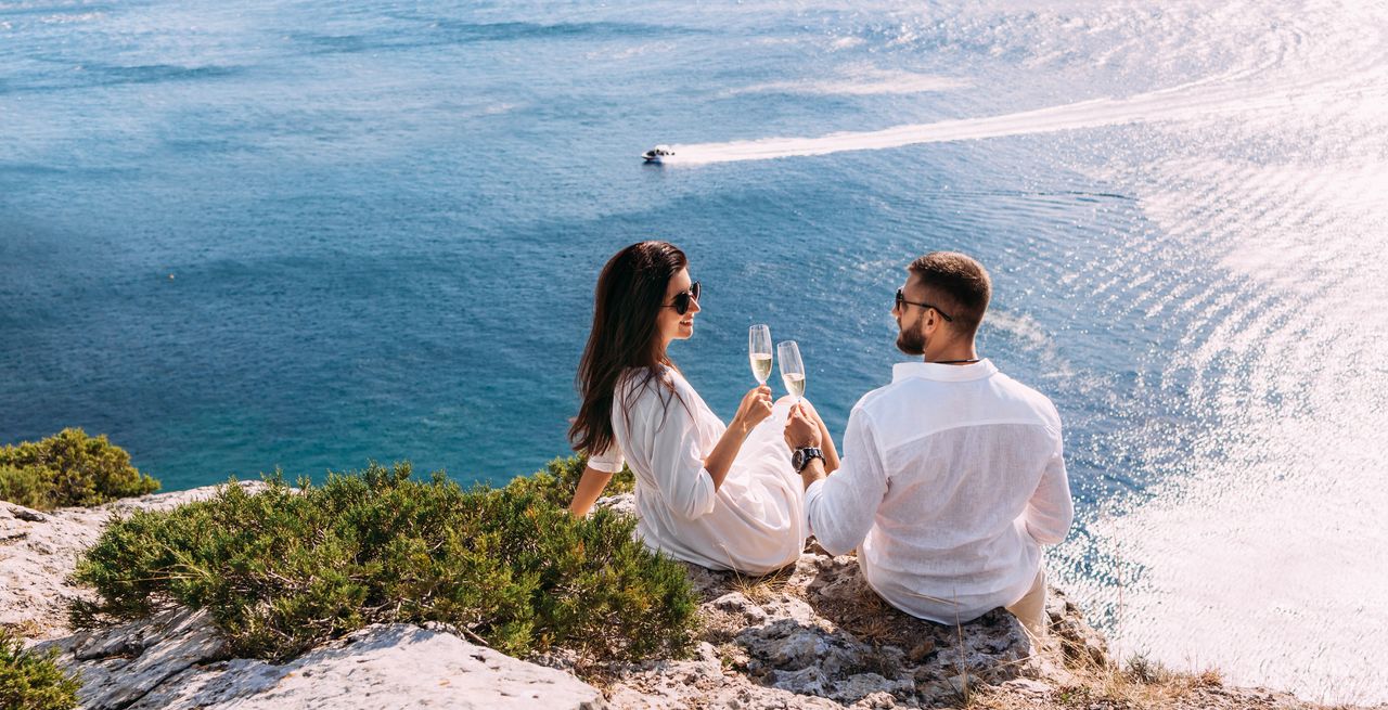 Eine Bucht auf Rhodos aus der Vogelperspektive kann man während der Luxusferien genießen