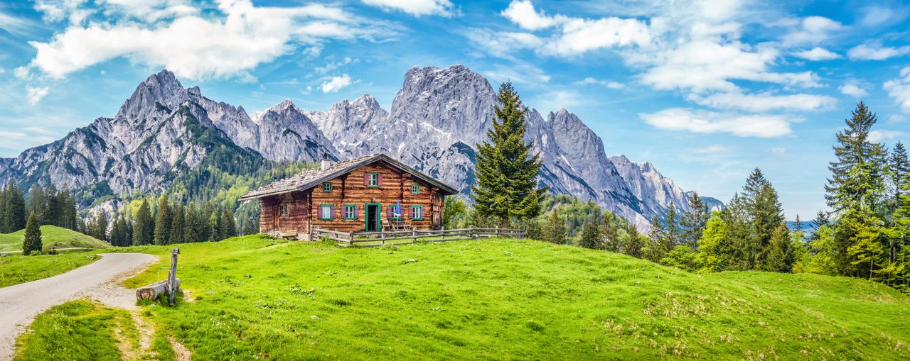 Eine Almhütte mit Blick auf die Berge