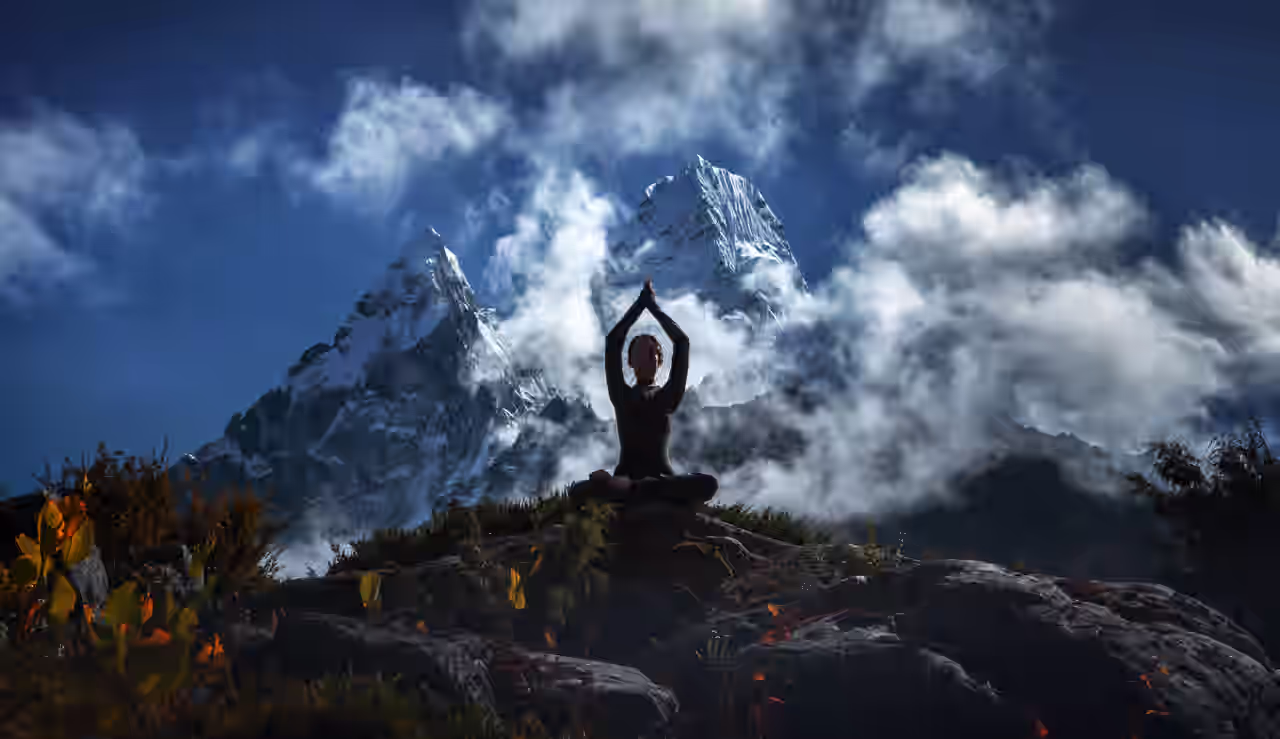 Eine Frau meditiert vor der Kulisse des Himalaya-Gebirges
