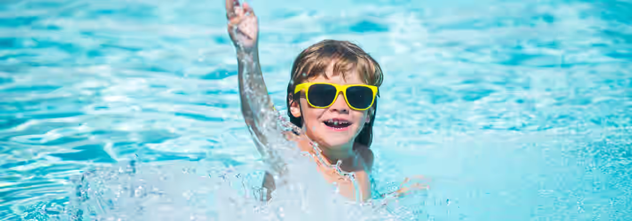 Kind im Pool