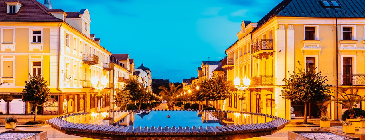 Franzensbad bei Sonnenuntergang: Die beleuchteten Straßen erstrahlen