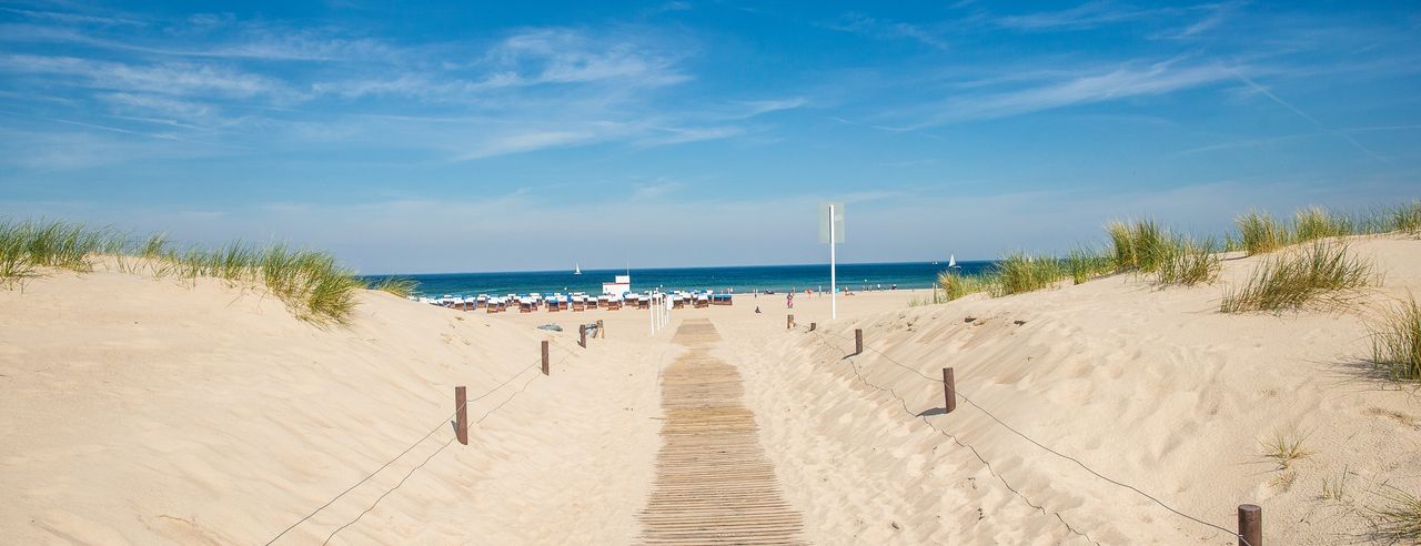 Zugang zum Strand mit Dünen und Strandkörben bei einem Wellness Wochenende an der Ostsee