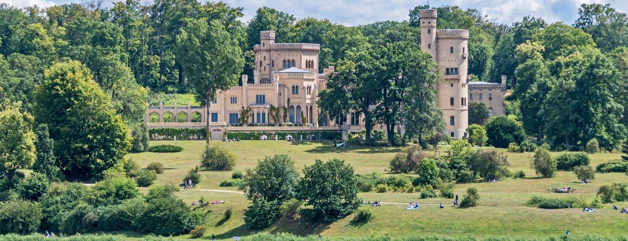 Historisches Schloss in Brandenburg mit Garten