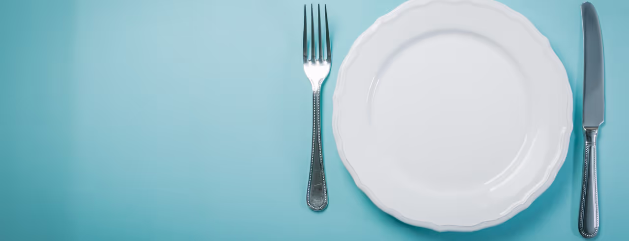 Ein leerer Teller und Besteck