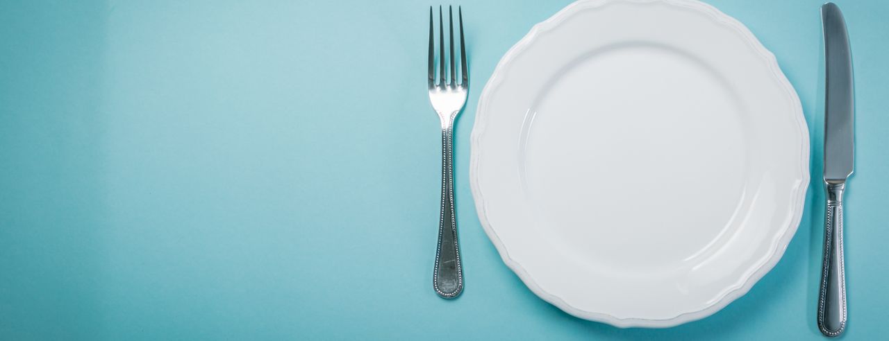 Ein leerer Teller und Besteck