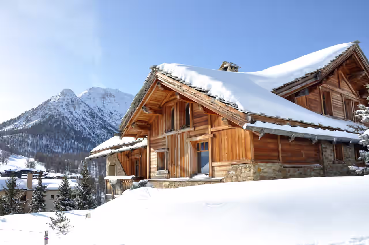 Ein verschneites Chalet in den Bergen