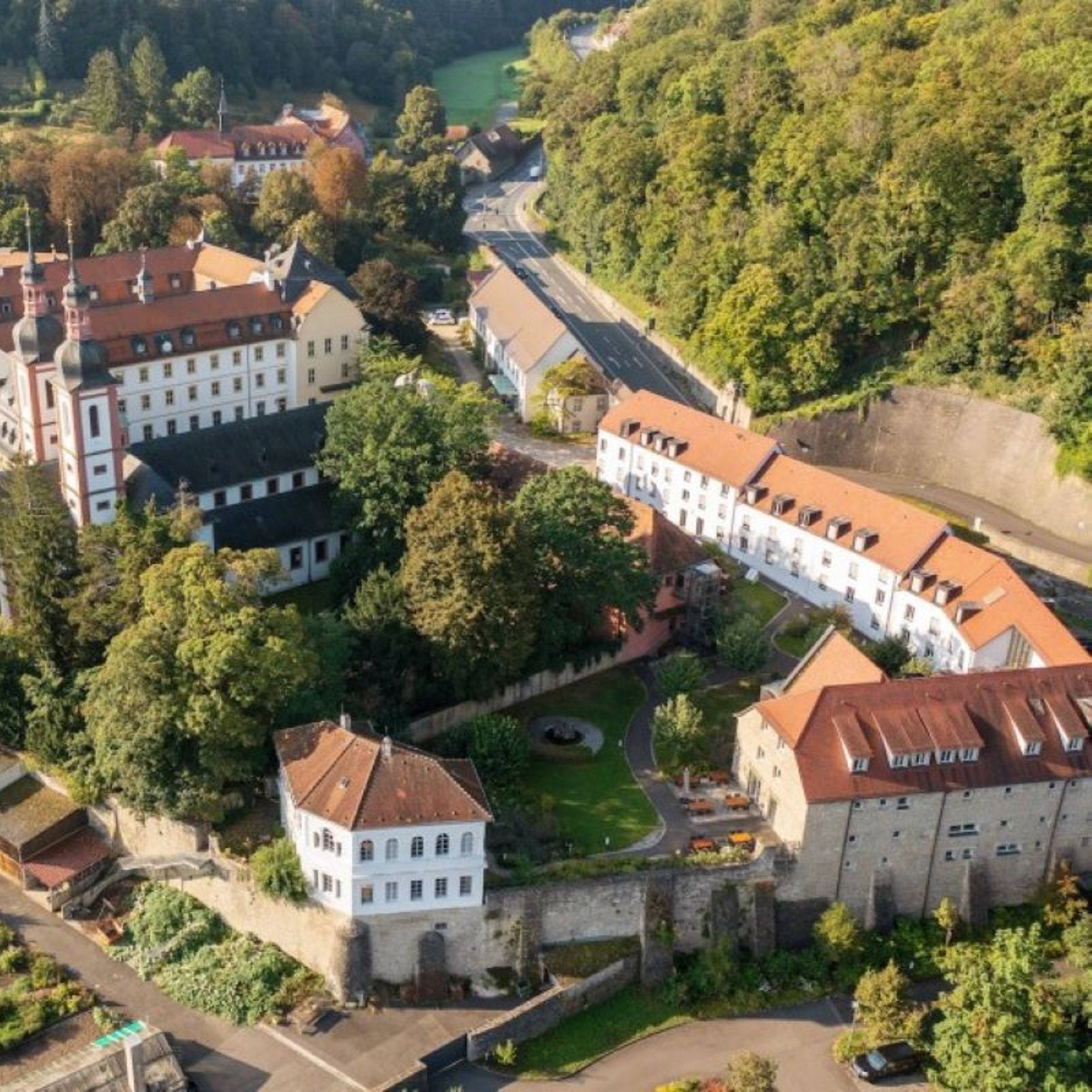 Yoga im Kloster Oberzell.