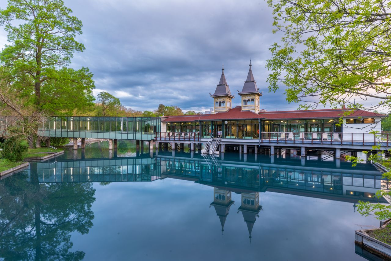 Gesundheitsgebäude auf dem Thermalsee in Heviz