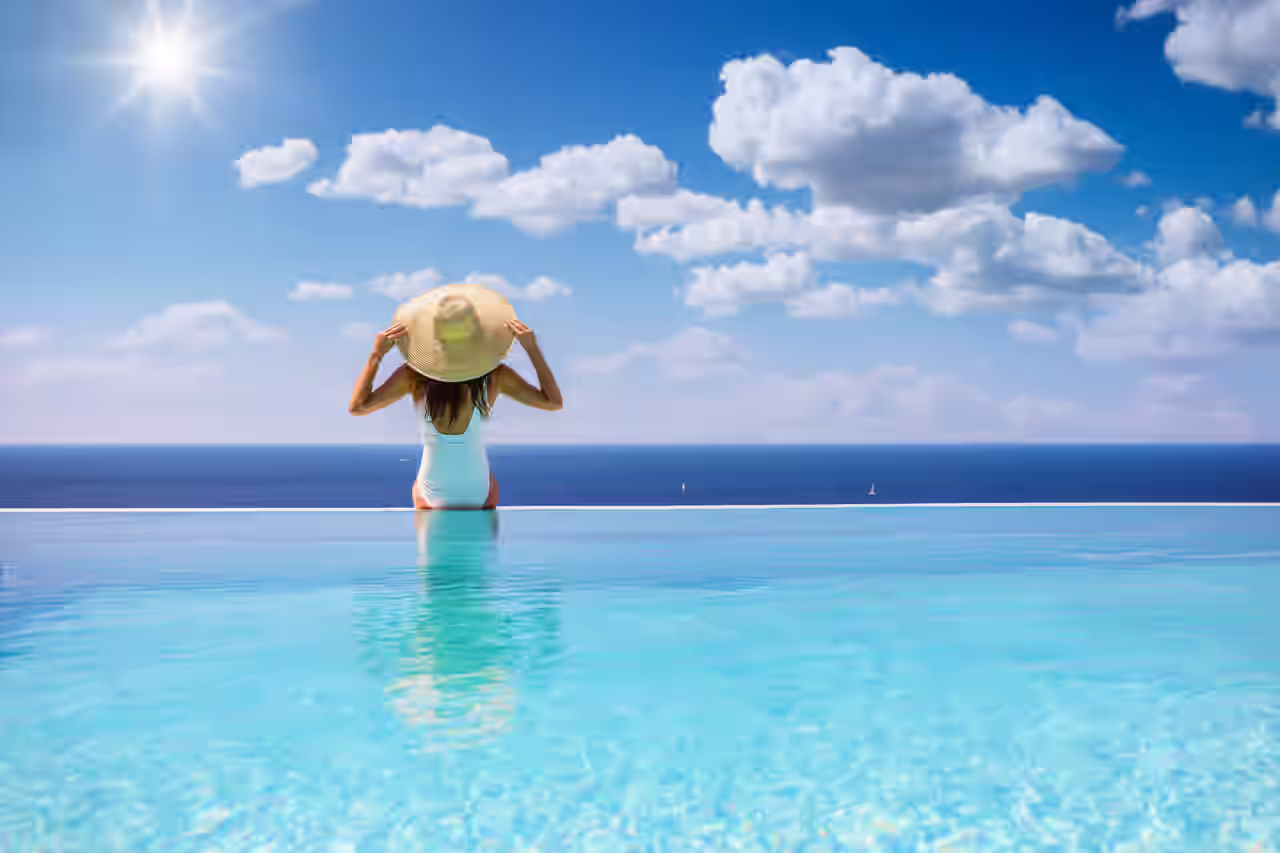 Piscina y terraza con vistas al mar durante un fin de semana de lujo