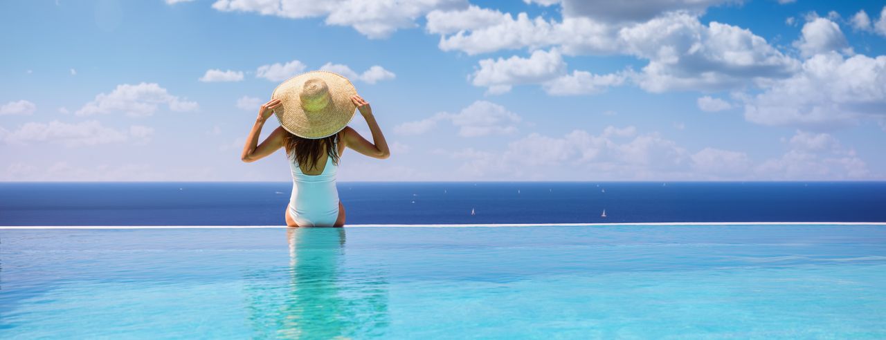 Piscina y terraza con vistas al mar durante un fin de semana de lujo