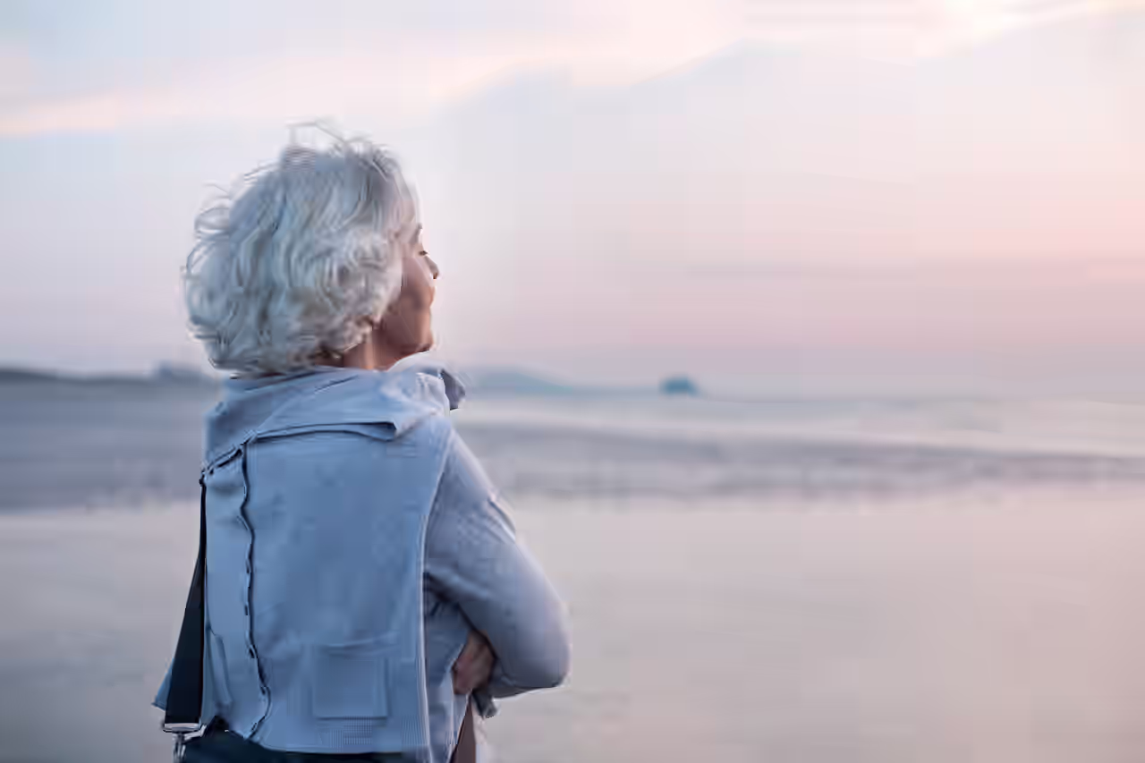 Eine Frau entspannt am Meer