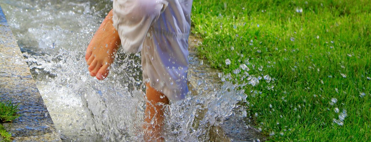 Person durchläuft einen Kneipp-Pfad