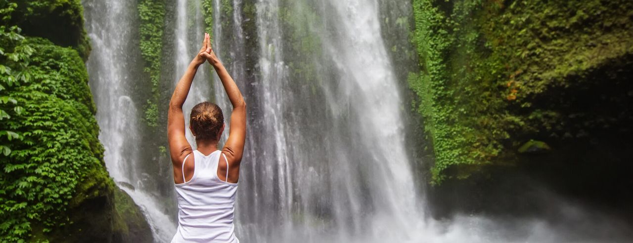 Yoga am Wasserfall