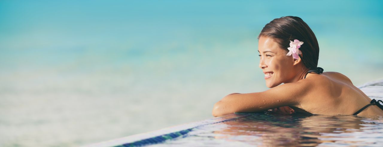 Frau in Pool mit Blüte im Haar