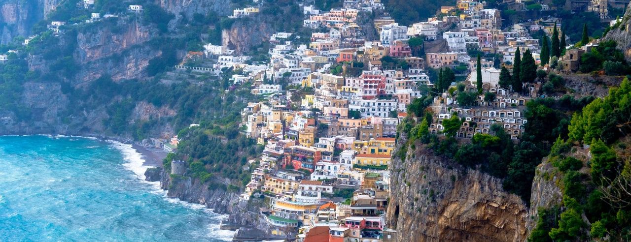 Farbenfrohe Häuser an der steilen Amalfiküste in Italien
