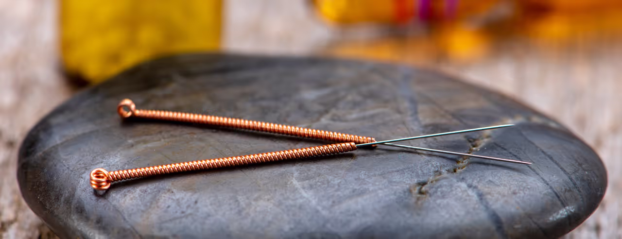 Deux aiguilles d'acupuncture sur une pierre